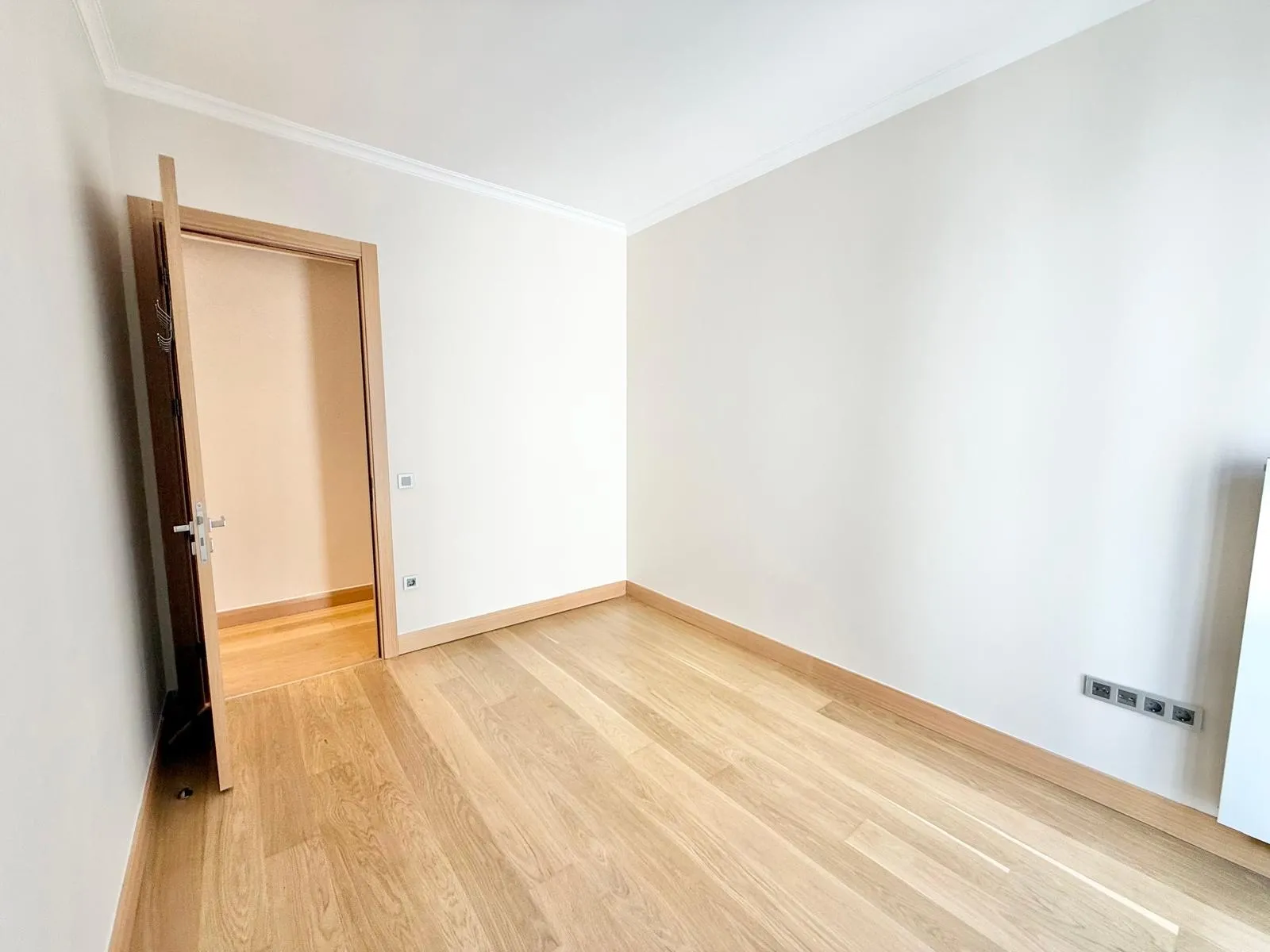 SUADİYE SAHİLDE YEŞİLLİK VE CADDE MANZARALI 35m2 SALONLU LÜX