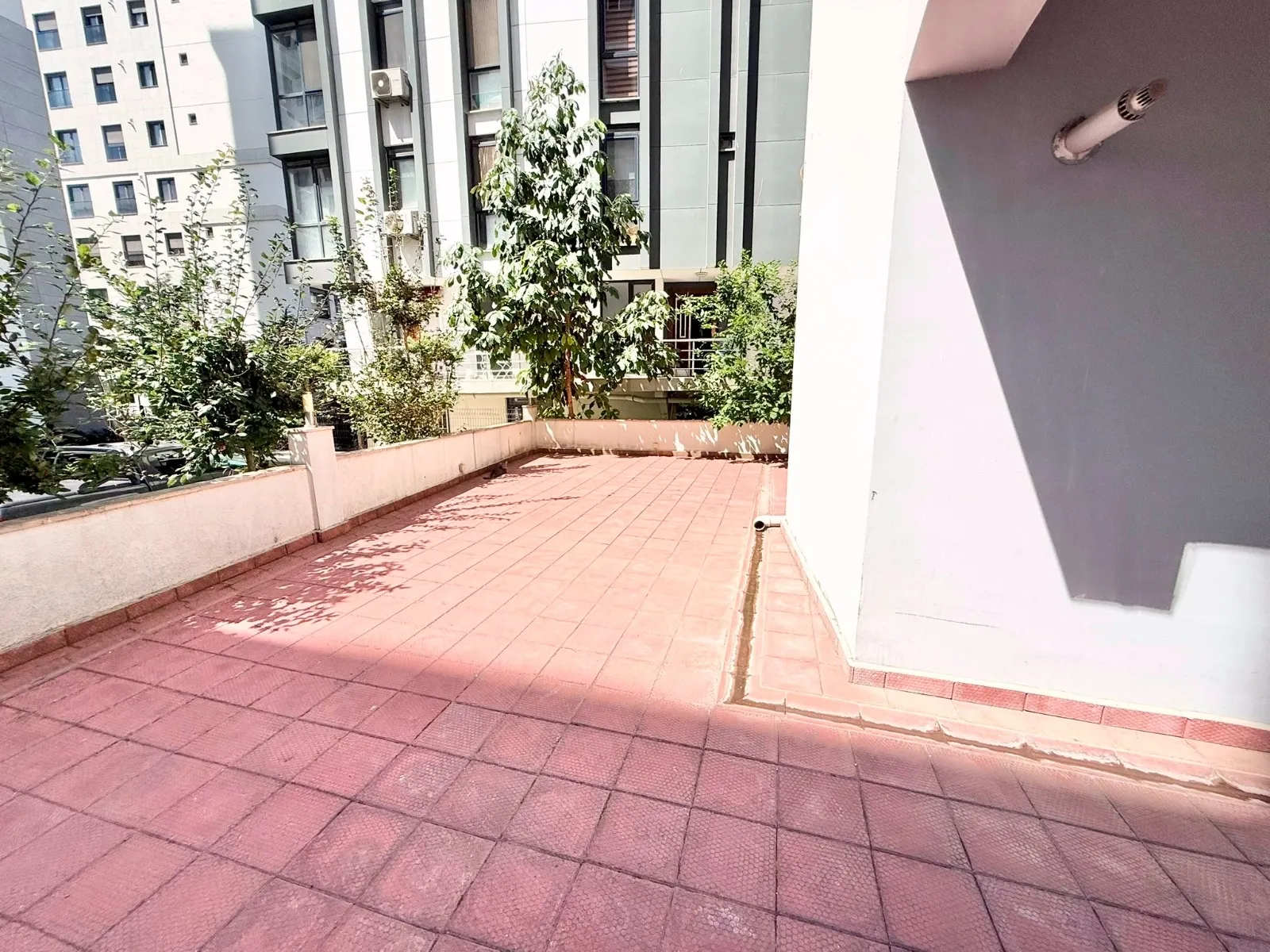 CADDEBOSTAN'DA BAĞDAT'A YAKIN 2+1 BALKONLU YENİLENMİŞ