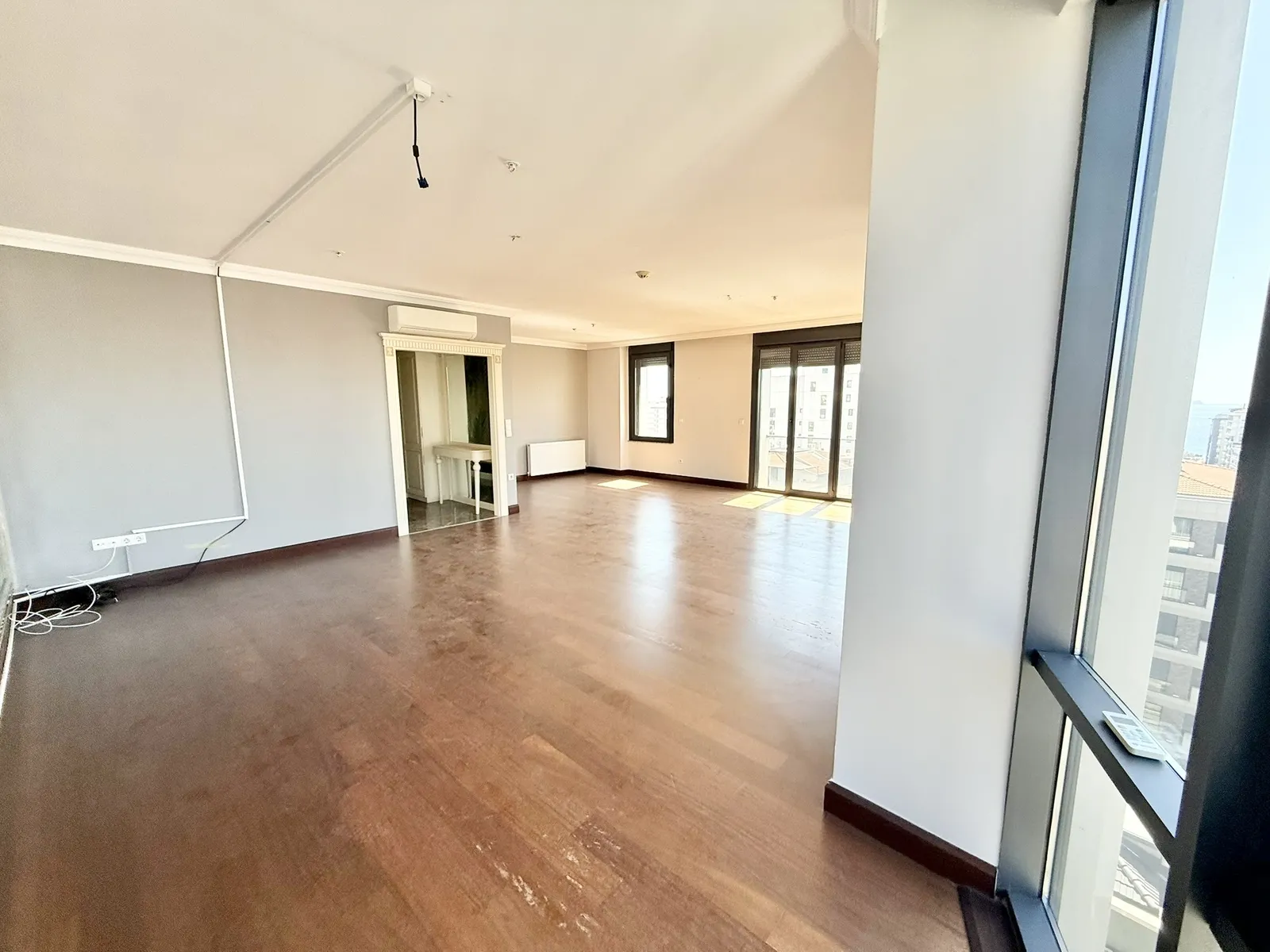 Şaşkınbakkal'da Deniz Manzaralı, Havuzlu 170m² 3+1 Satılık Daire